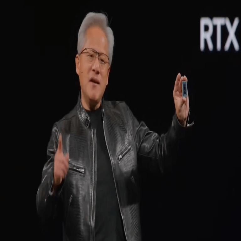 CEO de Nvidia mostrando el nuevo chip potenciado por IA RTX Spark